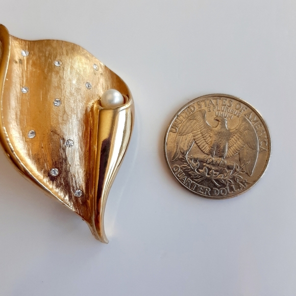 GOLDTONE CRYSTAL AND PEARL BROOCH PIN - Picture 7 of 7